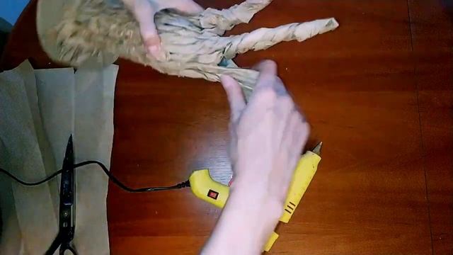 Необычная поделка из пакетов и пластиковой бутылки  Декор для дома своими руками и игрушка для дете