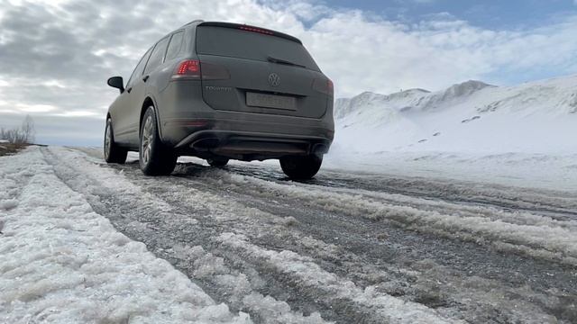 С замедлением (Эффектно получилось с осколком льда) Смотреть 2.36 сек внимательно на заднее колесо смотреть онлайн