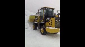 Фронтальный погрузчик Boulder WL20M 2016 г. в работе, уборка снега.