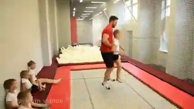 Первый лень на батуте! смотреть онлайн