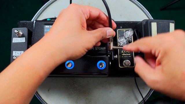 The Benefits Of Flat Patch Cables (Building A Small Pedalboard) смотреть онлайн