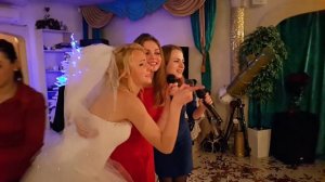 Каролина и Аня поют