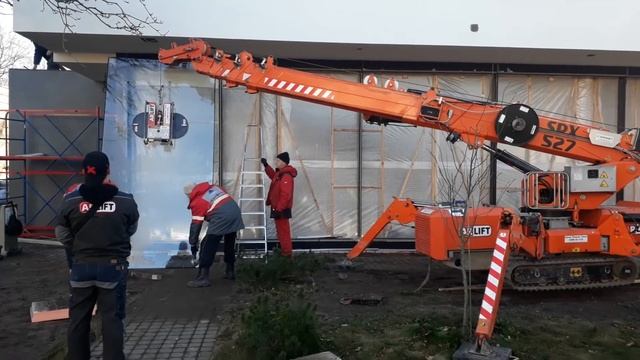 Процесс установки витражного остекления на 1-ом этаже