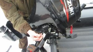 1. навешиваем мотор Сузуки20 4Т на транец лодки с помощью новой тележки.MOV