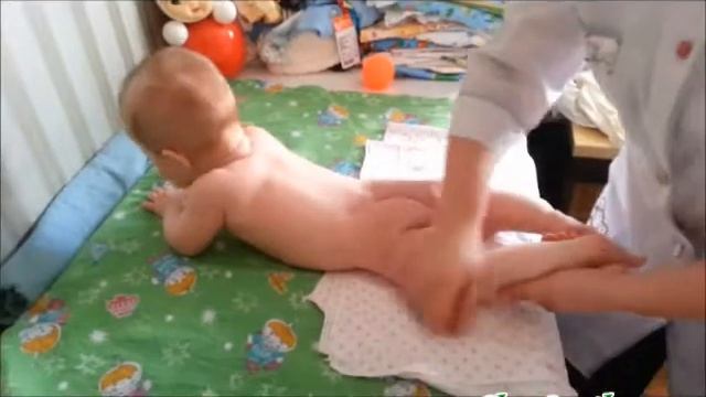 Поглаживание ног младенца, лёжа на животе смотреть онлайн