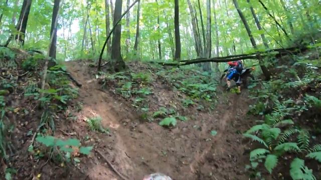 Сумасшедшее эндуро в рамках Чемпионата. Грязь, бревна, подъемы. смотреть онлайн
