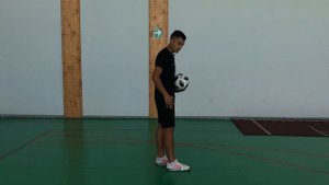 Как набивать правильно мяч?