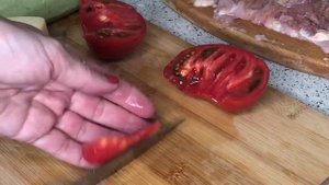 На обед ? Куриные бедрышки с сыром и овощами! Рулетики из бедрышек!