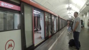 Москва. Метропоезд «Москва 2020» на ст. «Курская» уходит в тупик. 06 августа 2022