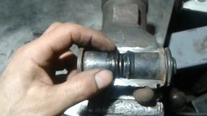 Закисший рабочий тормозной цилиндр в разрезе