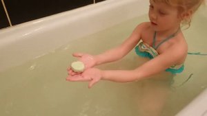 Лиза купается в ванной с бомбачками шупучками.