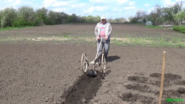 Как раньше мы сажали картошку? Ручная картофелесажалка.