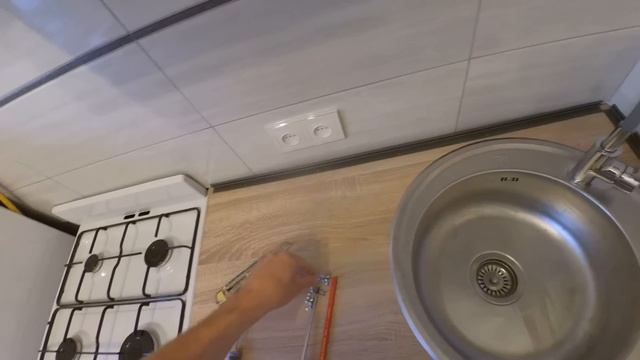 Как прикрепить Кухонный Плинтус на Столешницу. Саморезы и жидкин гвозди. смотреть онлайн