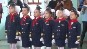 Девочек в юнармии учат ходить строем