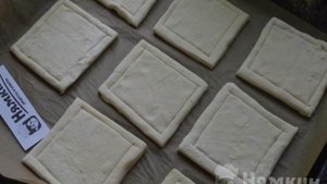 Слойки с грушами и сыром из готового слоеного теста