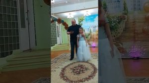 Папа поёт для дочери на выпускной в детском саду