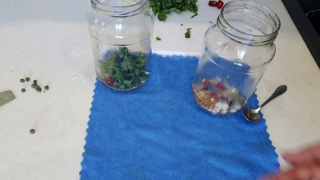 Маринованные корнишоны или мелкие огурцы на зиму в острой заливке смотреть онлайн