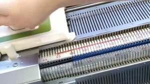 Шарф на двухфонтурной вязальной машине: краткий видеоурок...