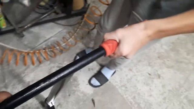 Как быстро и ровно надеть грипсы (резиновые ручки) на руль самоката или велосипеда. смотреть онлайн