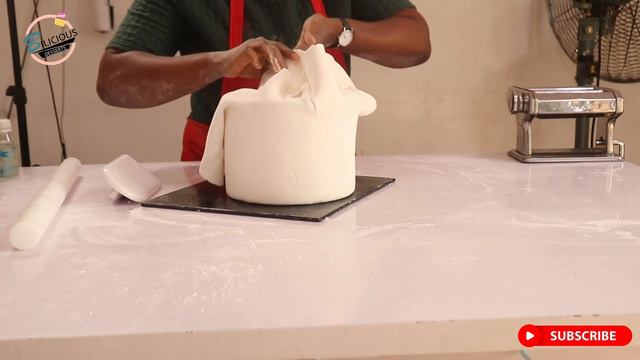 HOW TO COVER A CAKE DUMMY IN FONDANT