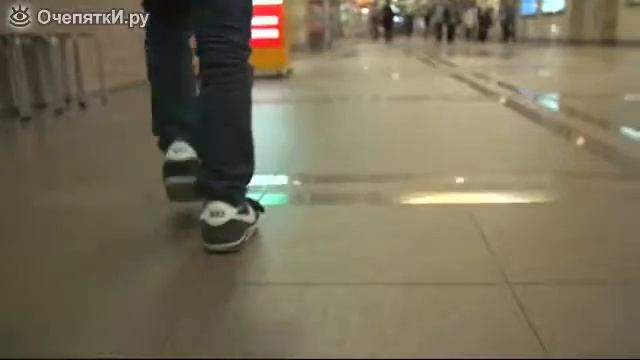 Парнишка здорово танцует брейк! смотреть онлайн