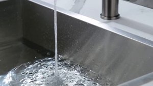 Смеситель для кухонной мойки Paulmark Serpentine Se213222-GM цвет вороненая сталь