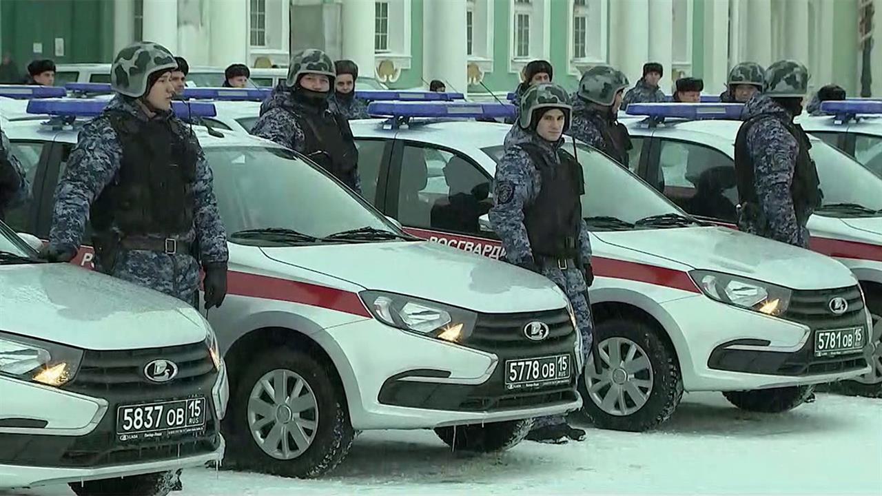 На Дворцовой площади в Петербурге сотрудникам Росгвардии передали более 130 новых патрульных машин.