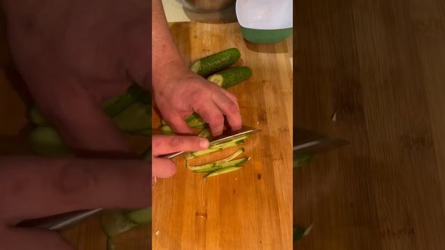 Очень простой но очень вкусный салатик! Быстрый салат закуска!#вкусно #готовим #быстро #дома #зож смотреть онлайн