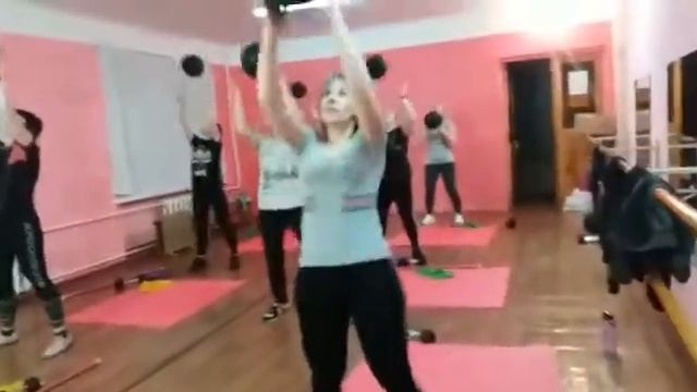 Фитнес упражнения на все группы мышц. Тренировка с блинами, смелболом, резинками, палками.