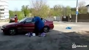 Драка женщины с дворником за мусор! Смотреть всем!