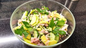Салат с авокадо, тунцом и огурцом