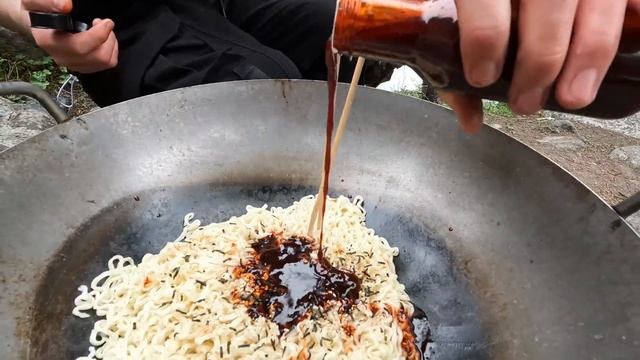 СЪЕЛИ САМЫЙ ОСТРЫЙ СОУС С ЛАПШОЙ, ДОБАВИЛИ ВЕСЬ СОУС, ГОТОВИМ В ГОРАХ смотреть онлайн