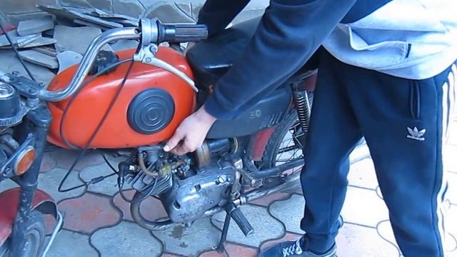 Работа мопеда Карпаты с резинкой от зажигалки на игольчатом клапане карбюратора смотреть онлайн