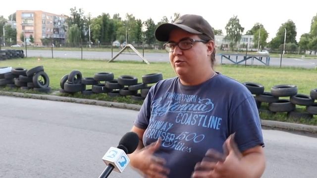 Одни бросают, другие спасают: зачем пинские зоозащитники дрессируют бездомных собак? смотреть онлайн