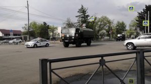 Перекрыли дорогу  военные машины Кызыл .