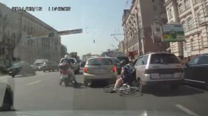 Велосипедист врезался в автомобиль