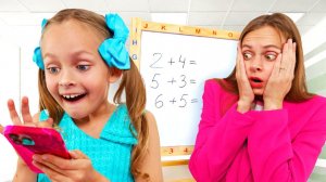 Майя и мама играют в школу. Полезное видео для детей