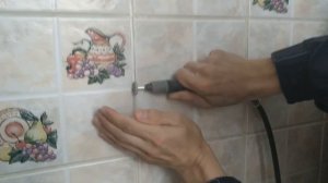 Зачистка швов кафельной плитки мини дрелью HILDA.