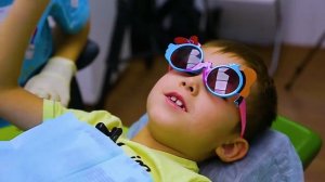 Ребенок на приеме у детского стоматолога. Чистка зубов.