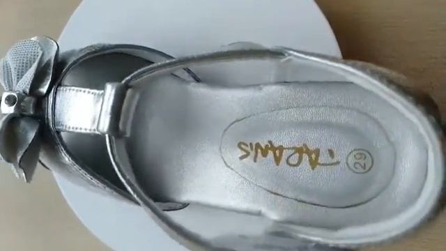 Сандалии для девочек; серебристая обувь на низком каблуке с бантом; посылка купить с Aliexpress смотреть онлайн