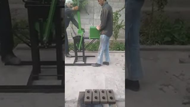 Станок-TJ для производства лего кирпича смотреть онлайн