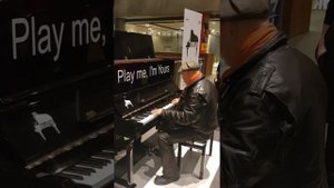 ПРОХОЖИЙ ИГРАЕТ В МЕТРО НА ПИАНИНО A PASSERBY PLAYS THE PIANO IN THE SUBWAY