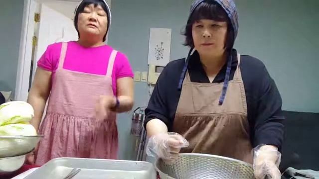 Готовим Кимчи в Корее.(Пусан) . 김지만들기. 부산 смотреть онлайн