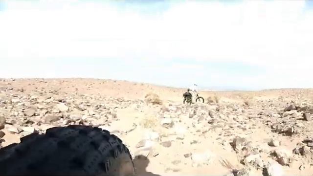 На фатбайке по каменной пустыне смотреть онлайн