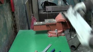 Как открутить гайку на болгарке ?