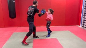 Тайский бокс: девочка 9 лет