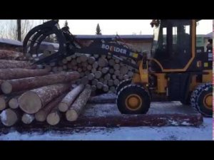 Погрузка бревен фронтальным погрузчиком Boulder (Болдер) WL20 с бревнозахватом