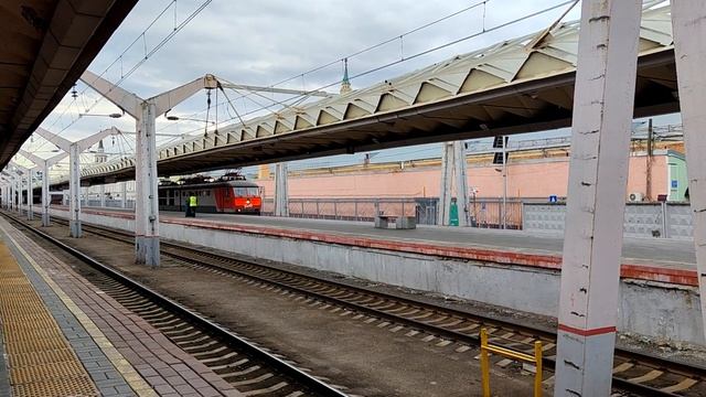 ЧС200-006 уезжает в депо | Ленинградский вокзал смотреть онлайн