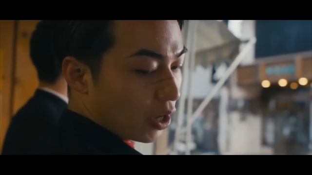 Этот чудаковатый студент-переводчик оказывается самым уважаемым героем смотреть онлайн