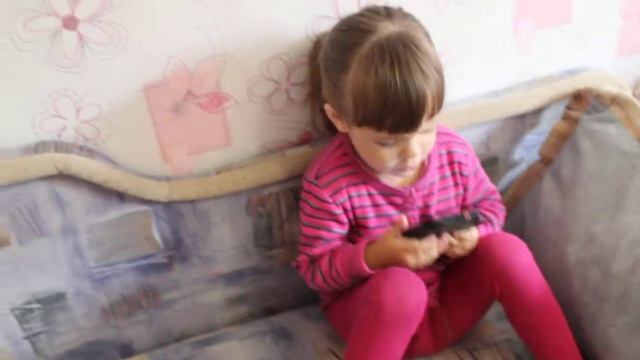 видео урок для бабушек и дедушек, как звонить со смартфона папе. смотреть онлайн